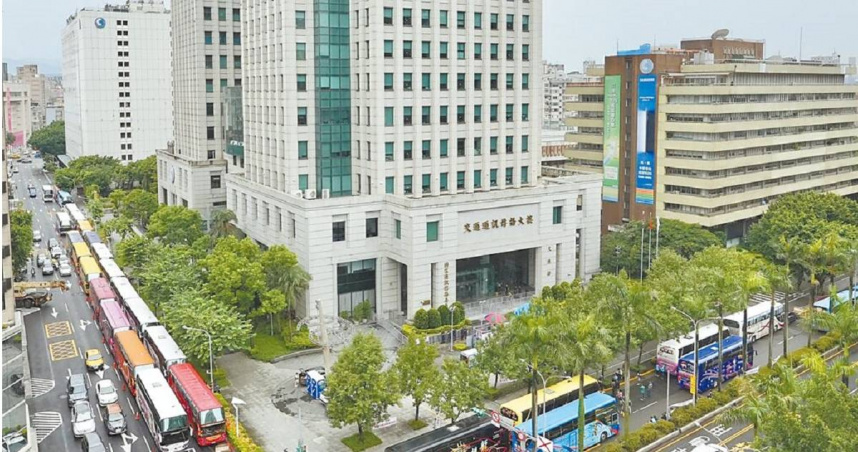 新北市遊覽車駕駛員職業工會不滿115年擬強制裝設駕駛身分識別設備，9日號召數十輛遊覽車包圍交通部，並在交通部大門前架設靈堂表達訴求。（圖／報系資料照）