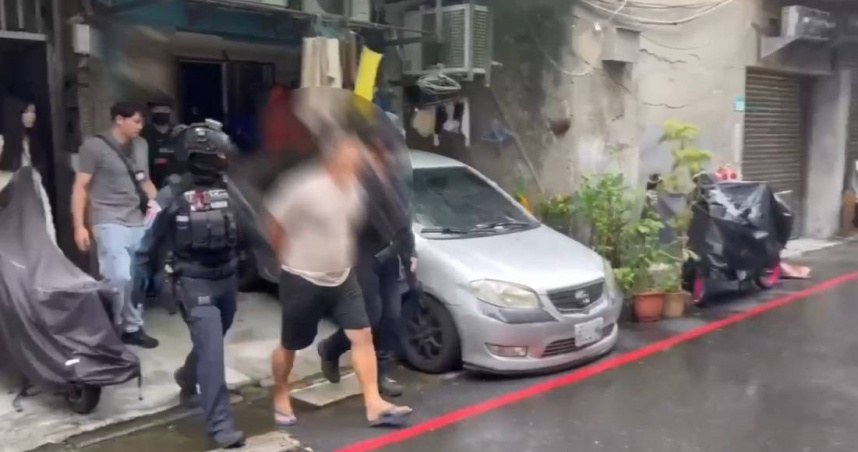 吳姓男子烤肉竟與現場民眾發生肢體衝突，並遭警方逮捕送辦。（圖／翻攝畫面）