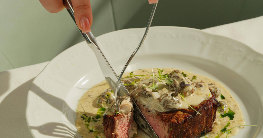 一名驗屍官特別呼籲年長者與孩童應避免食用牛排。（示意圖／翻攝Pexels）