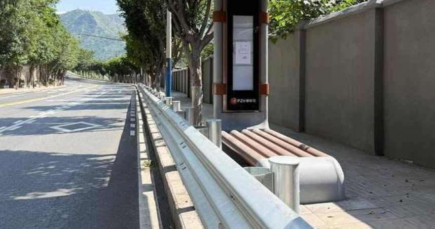 大陸有網友近日在社交平台發視頻稱，四川省攀枝花市一處公車站台靠近公路一側安裝了波形護欄。（圖／翻攝自封面新聞）