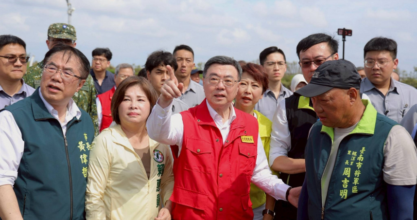 行政院長卓榮泰前往台南市視察風災災損時表示，房屋損壞面積超過超過100平方公尺，每戶補助10萬元，並一體適用全台各縣市受災戶。（圖／行政院提供）