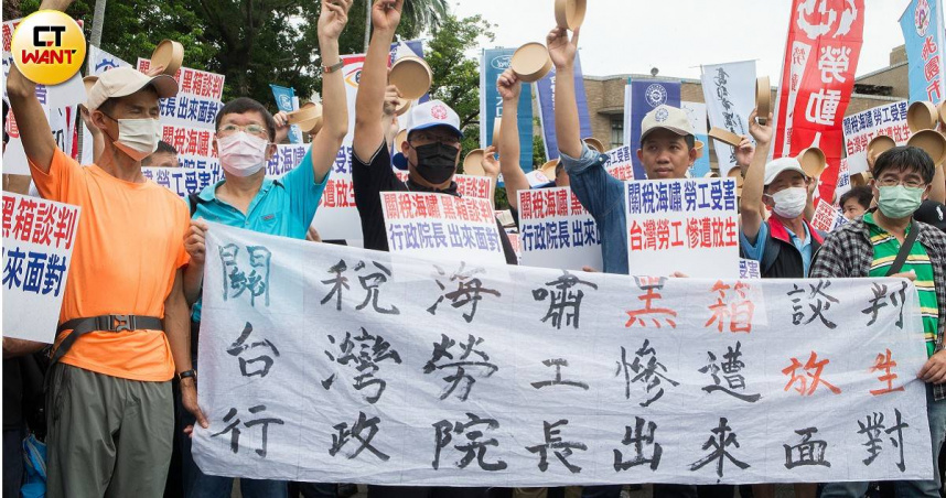 政院今天收下多個勞團針對關稅談判黑箱的陳情抗議書，但勞團不滿，關稅談判進度仍是黑箱，勞工工作權被懸在半空中，完全沒有任何保障（圖／黃威彬攝）