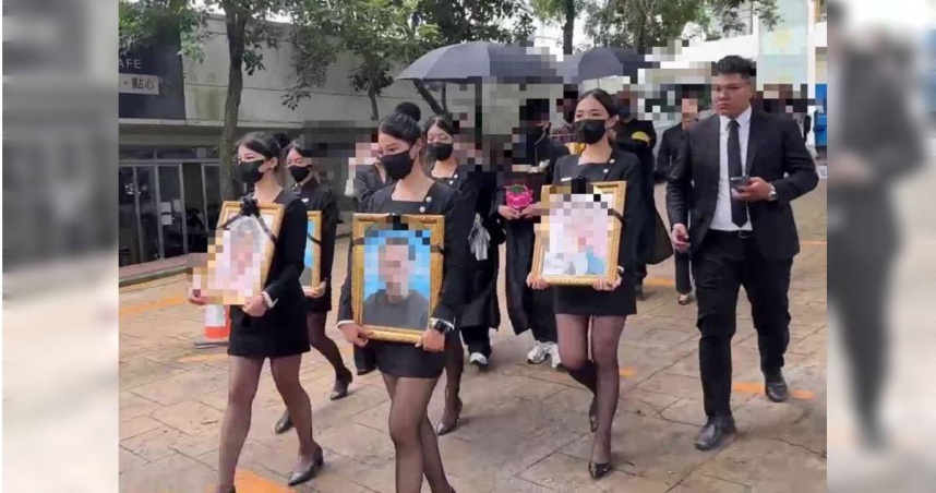 王家5口命案背後人未明，警帶隊現身告別式。（圖／翻攝自中天新聞）