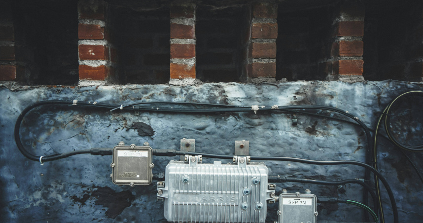 維修工人施工時不慎觸電已送醫救治。（示意圖／Unsplash）