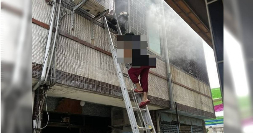 嘉義東石2樓民宅突發火警，2人受困命懸一線獲救。（圖／翻攝畫面）