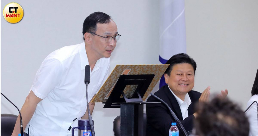 朱立倫在中常會中鞠躬向全黨上下及藍白支持者表達感謝，並呼籲 823 還有艱苦一仗 ，這也是21屆國民黨主席期內最後一場大戰 ，全黨一定要力拚到底，全力以赴。（圖／周志龍攝）