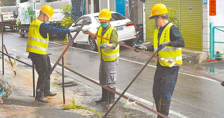 花蓮1名黃姓男子去年7月經法院拍賣購入吉安鄉福興一街6筆道路用地，要求住戶購地遭拒竟設置圍籬影響居民出入，鄉公所接獲陳情後在今年5月依法強制拆除。（圖／花蓮縣吉安鄉公所提供／中國時報羅亦晽花蓮傳真）