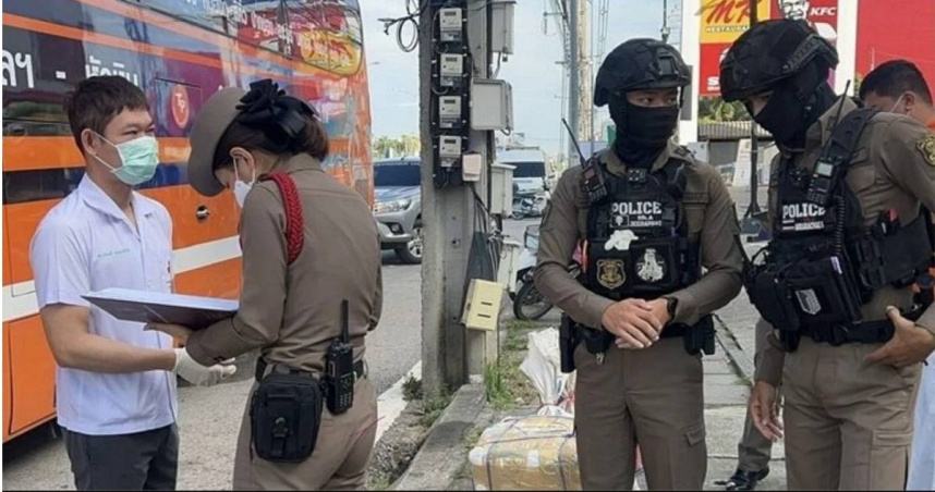 泰國一名46歲婦人27日晚間搭上長程巴士，準備前往700公里外的目的地，然而當經過近12小時的車程抵達終點時，司機才發現她途中便已經在座位上過世。（圖／翻攝Thaiger）