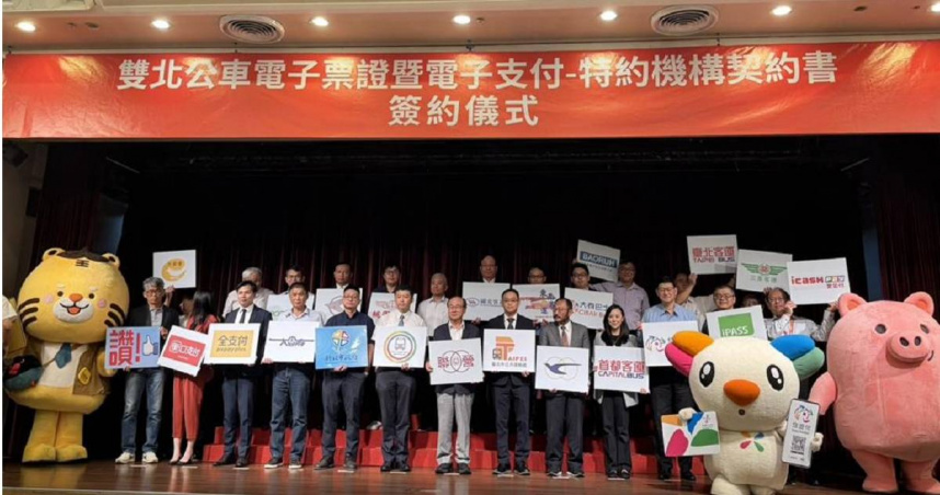 北市公車聯營管理委員會及新北市公車客運商業同業公會2日攜手6家電子支付業者共同宣布，未來雙北民眾將可使用手機QR CODE支付掃碼搭公車。（圖／徐佑昇攝）