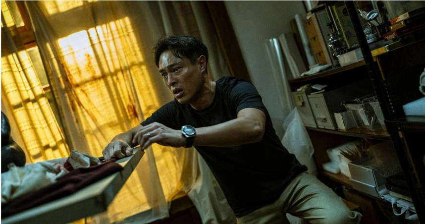 《泥娃娃》楊祐寧家中遭遇離奇事件，妻子完全變了一個人，但他也快自身難保。（圖／天予電影提供）