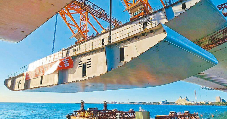 淡江大橋最後一塊鋼橋節塊15日下午1時許運抵橋下，並將趁下午4時滿潮時展開吊裝。（圖／中國時報張鎧乙攝）