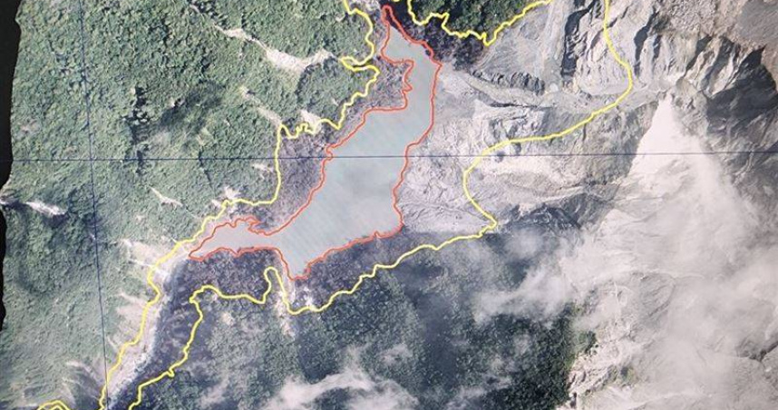 King Air 360ER 航遙測飛機清晨飛抵花蓮災區上空，空拍畫面清楚呈現堰塞湖潰決後的地貌變化與洪水痕跡，畫面顯示湖體面積大幅縮減。（圖／林保署提供）