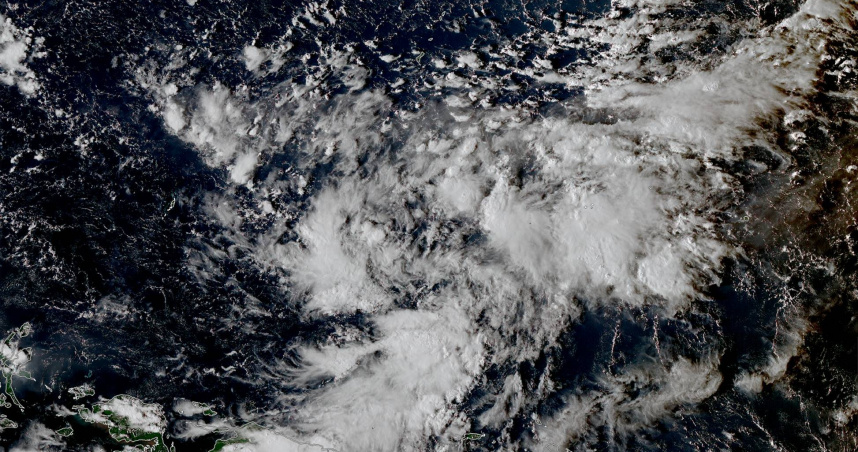 目前關島南方低緯度海面有熱帶擾動96W。（圖／翻攝自臉書，台灣颱風論壇｜天氣特急）