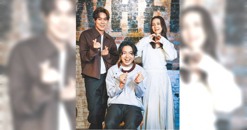 告五人雲安（左起）、哲謙、犬青最近正忙於宣傳新專輯《我們就像那些要命的傻瓜》。（圖／陳俊吉攝）