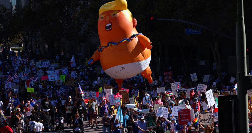 美國全國各地18日爆發大規模「反對國王」（No Kings）抗議行動，數以十萬計民眾走上街頭。（圖／達志／美聯社）