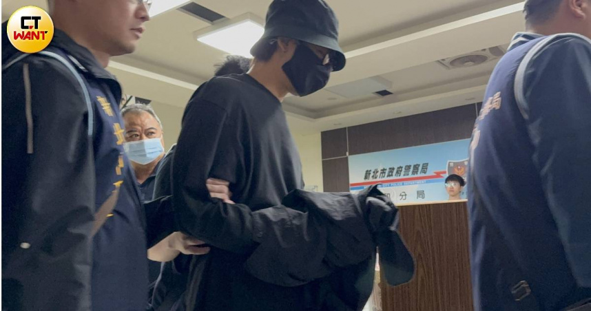男藝人陳柏霖涉閃兵案，遭拘提上銬。（圖／沈建邦攝）