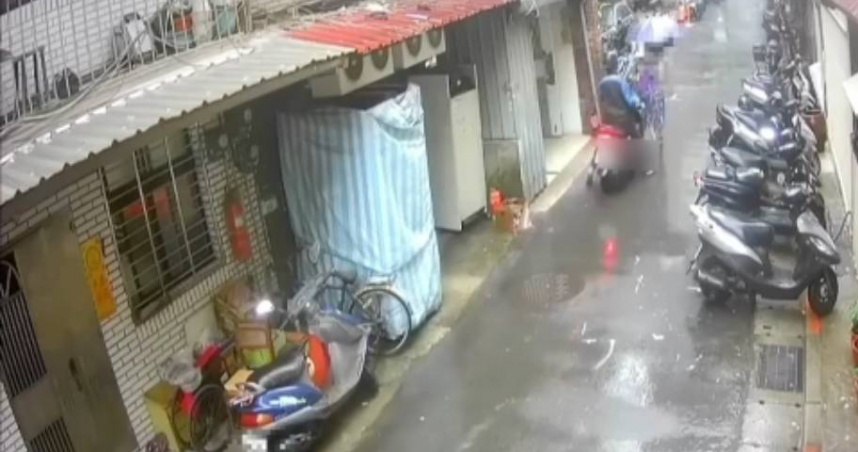 北市萬華區20日上午發生飛車搶奪案件。（圖／翻攝畫面）