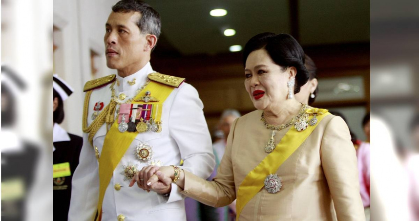 泰國王室今（25）日宣布，93歲王太后詩麗吉（Somdej Phra Nangchao Sirikit Phra Borommarachininat Phra Borommarachonnani Phanpi Luang）於24日晚間辭世，王室成員及公務員皆服喪1年，而全國民眾則服喪90天表達哀思。（圖／達志／美聯社）