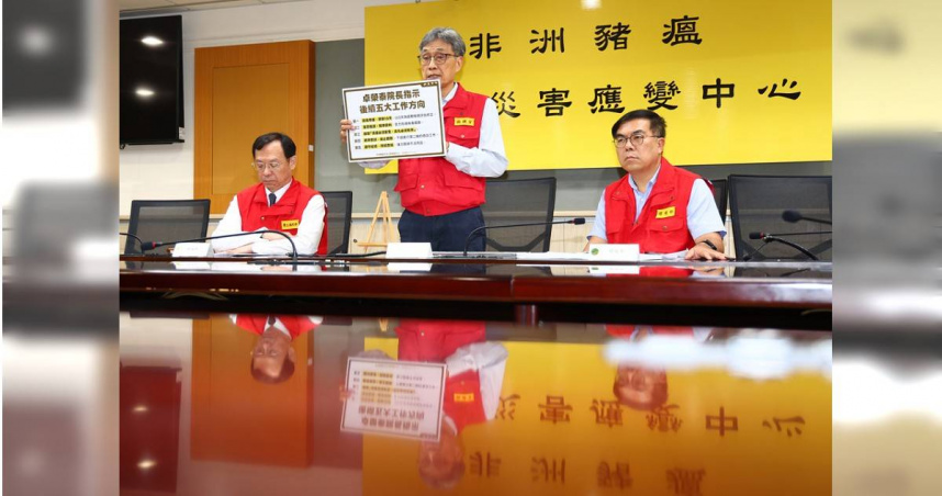 農業部長陳駿季（中）26日主持「非洲豬瘟中央災害應變中心」記者會，說明行政院長卓榮泰指示5大後續工作方向。圖左為衛福部長石崇良，右為環境部長彭啟明。（圖／中國時報鄧博仁攝）