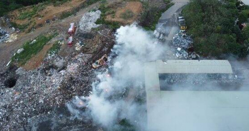 苗栗西山垃圾場又燒今年第5度火警。（圖 ／翻攝畫面）