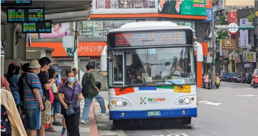基隆市議員要求市府正視基隆市公車營運改革進度，市府表示，將於運價審議委員會公布新運價後，再進行司機待遇調整，以解決司機荒的問題。（圖／張志康攝）