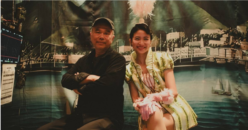 導演陳玉勳(左)被現場重現民國40年代歌舞團的氛圍深深打動，默默在一旁落淚。（圖／華文創）