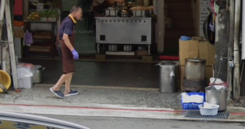 Google街景也有業者將冬粉整籃放在水溝旁的畫面。（圖／翻攝自Google Maps）