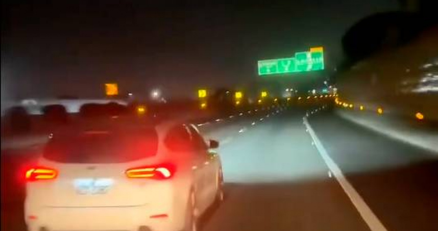 白車疑遭閃燈不爽一路蛇行逼車、急煞挑釁全都錄。（圖 ／翻攝畫面）