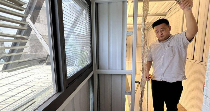 宜蘭囝仔活動企劃有限公司今（17日）早出現驚悚場面，負責人蘇宏明走上二樓樓梯時，竟在角落發現一條至少160公分長、還帶點濕潤光澤的巨大蛇皮。（圖／宜蘭囝仔活動企劃有限公司提供）