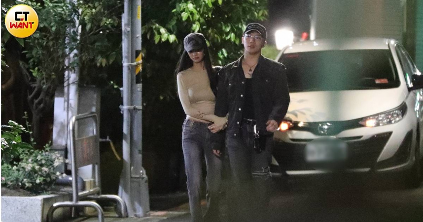 ØZI和女友Jane，兩人在柯震東家的酒吧外親密互動，完全不顧旁人眼光。（圖／本刊攝影組）