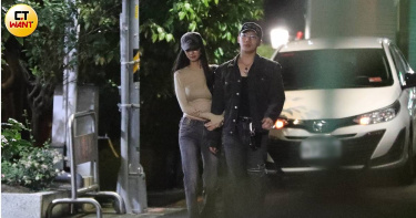 ØZI和女友Jane，兩人在柯震東家的酒吧外親密互動，完全不顧旁人眼光。（圖／本刊攝影組）