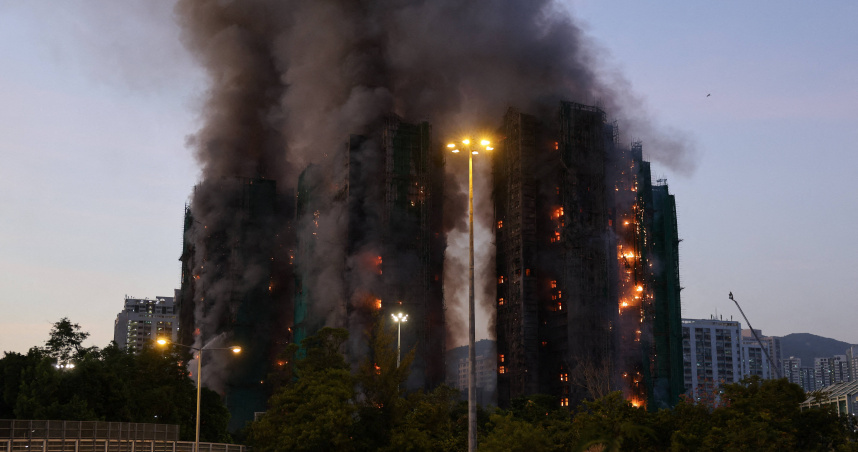 香港大埔宏福苑社區26日發生嚴重火災，傷亡慘重。（圖／達志／路透社）