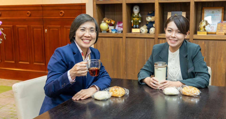 國民黨立委徐欣瑩（左）日前往新竹市政府拜會復職首日的新竹市長高虹安（右），雙方茶敘交流。（圖／翻攝自徐欣瑩臉書）