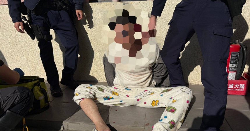 呂姓男子20日下午持雙刀作勢追砍路人，遭趕來的警方逮捕。（圖／翻攝畫面）