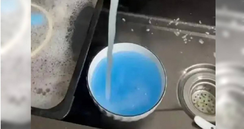 九瓏台小區住戶打開水龍頭後，發現自來水呈深藍色，水質異常肉眼可見。（圖／翻攝自光明網）