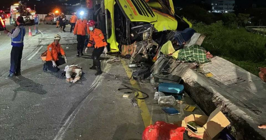 印尼爪哇島發生巴士翻覆事故，造成多人死傷，搜救人員在現場進行搶救作業。（圖／達志／美聯社）