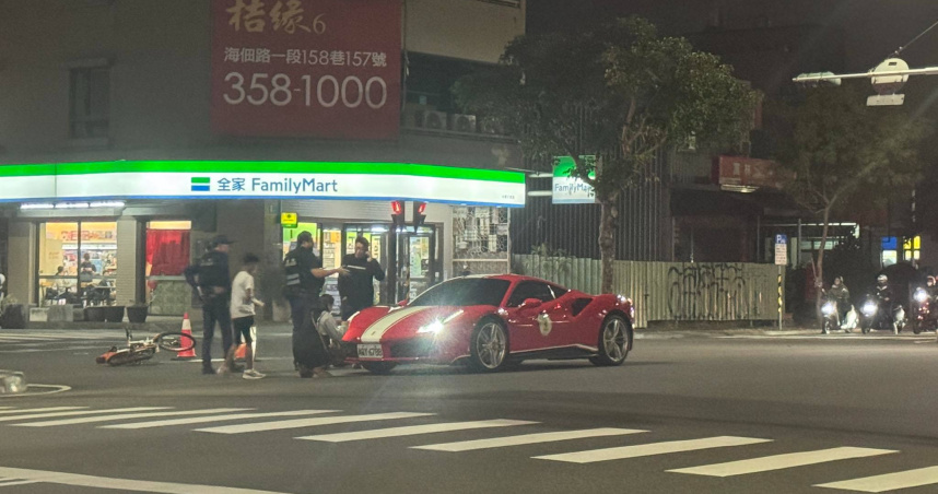 台南市北區海安路與文成三路口24日晚間發生交通事故，11歲男童騎乘YouBike左轉時，與直行的法拉利超跑發生擦撞。（圖／翻攝自台南大小事臉書）