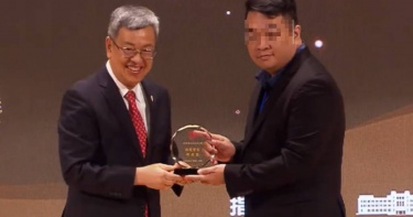 高雄市衛生局心理衛生中心前執行祕書何建忠（右）曾獲衛福部表揚，他卻利用職務之便性侵弱勢少女，近日遭檢方起訴並求處重刑。（圖／翻攝自衛生福利部社會及家庭署Youtube）