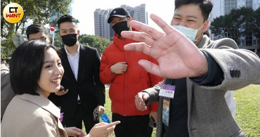 民眾黨台北市議員「學姐」黃瀞瑩（左）宣布喜迎新生命，並在社群平台曬出一家三口幸福合照。（圖／侯世駿攝）