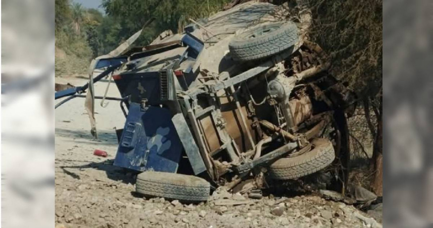 巴基斯坦西北部開伯爾-普什圖省（Khyber Pakhtunkhwa）今（12日）發生炸彈攻擊事件，裝甲車被炸毀，造成6名警員殉職。（圖／翻攝自X／taahir_khan）