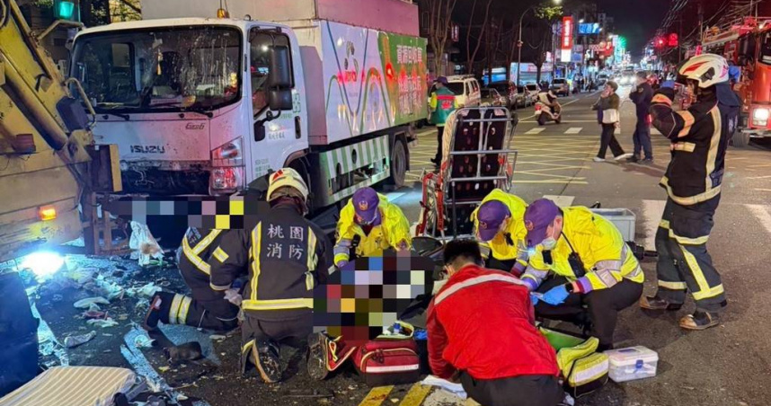 桃園市龜山區23日發生資源回收車撞擊垃圾車意外造成78歲婦人死亡，檢察官24日下午相驗釐清死因。(圖/翻攝畫面)