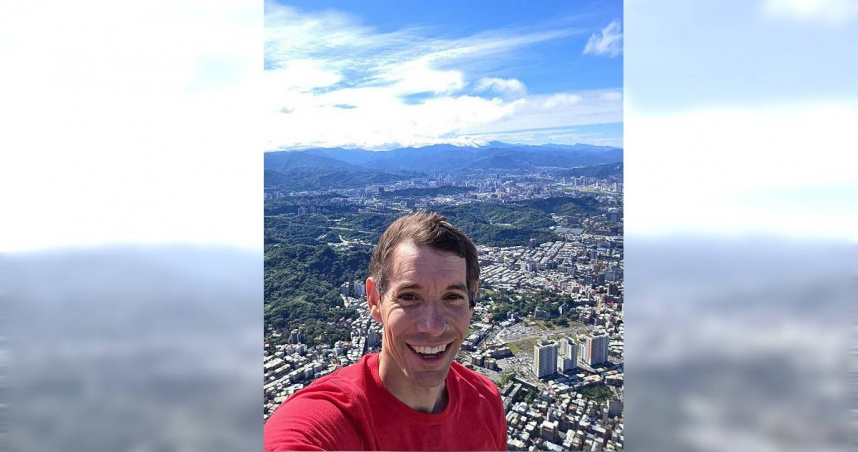 Netflix稍早在臉書官方粉絲專頁PO出霍諾德在台北101頂端的自拍照。（圖／翻攝自臉書，Netflix）