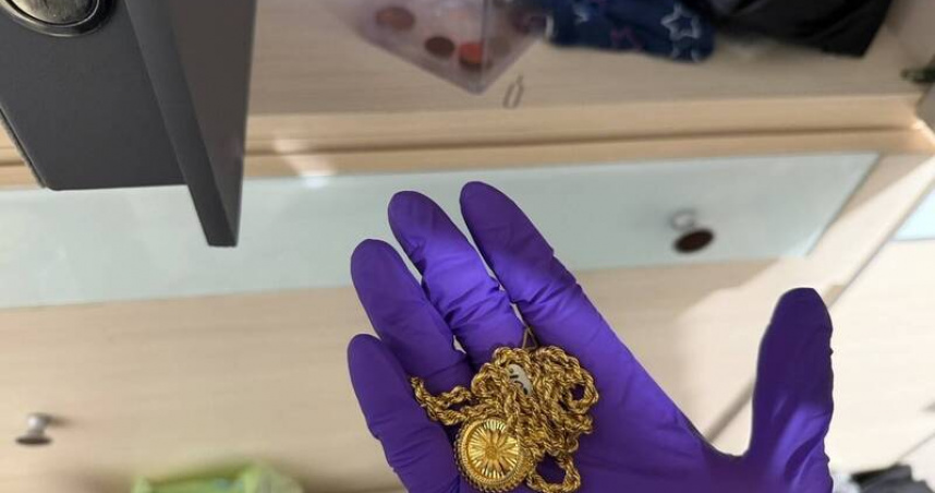 桃園新屋銀樓搶案迅速破獲，警方於嫌犯住處起獲價值約42萬元的被搶金飾。（圖／翻攝畫面）