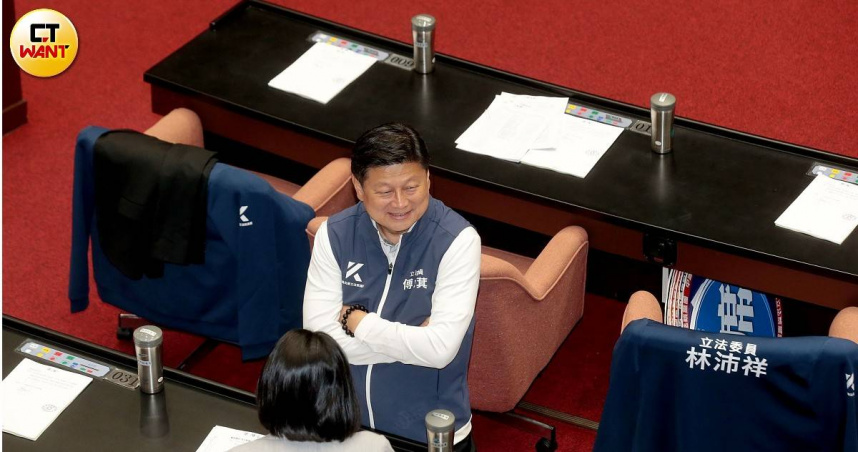 國民黨立法院黨團總召傅崐萁表示，行政院國防特別預算條例版本付委與否非重點，因為最終三讀通過的「絕不會是行政院版本」。  （圖／周志龍攝）