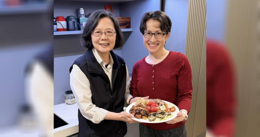 前總統蔡英文（左起）與現任副總統蕭美琴「姊妹淘」交情多年，常一同共進晚餐話家常。（圖／翻攝自蔡英文社群軟體）