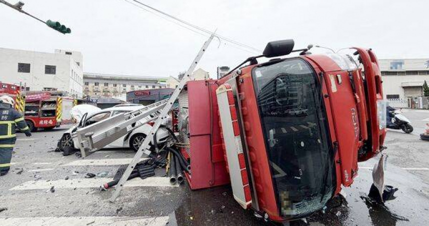 桃園消防車救災遭撞「180度旋轉側翻」　白車未禮讓慘釀7傷