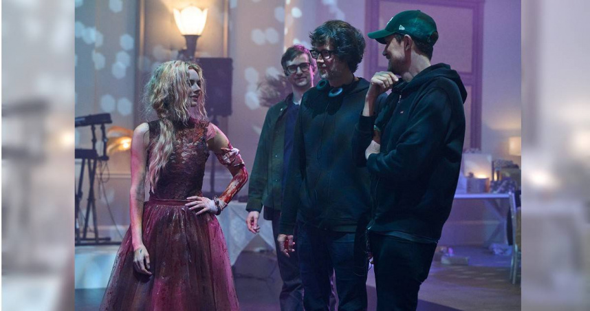 《弒婚遊戲：2度開局》薩瑪拉威明（左）回歸擔任「尖叫女王」。（圖／探照燈影業提供）