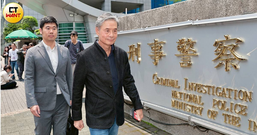 國安會前秘書長金溥聰在律師陪同下前往刑事局，對AI生成的抹黑影片及名嘴提告。（圖／黃耀徵攝）