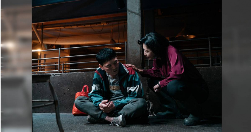 丁寧（右）在《死亡賭局》中處處對春風伸出援手。（圖／英傑哆影業提供）