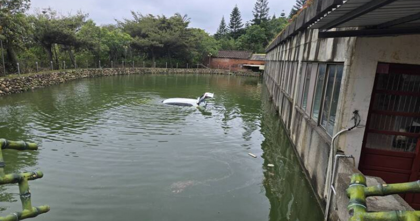桃園男倒車不慎整台衝進埤塘　車輛滅頂前開窗脫困